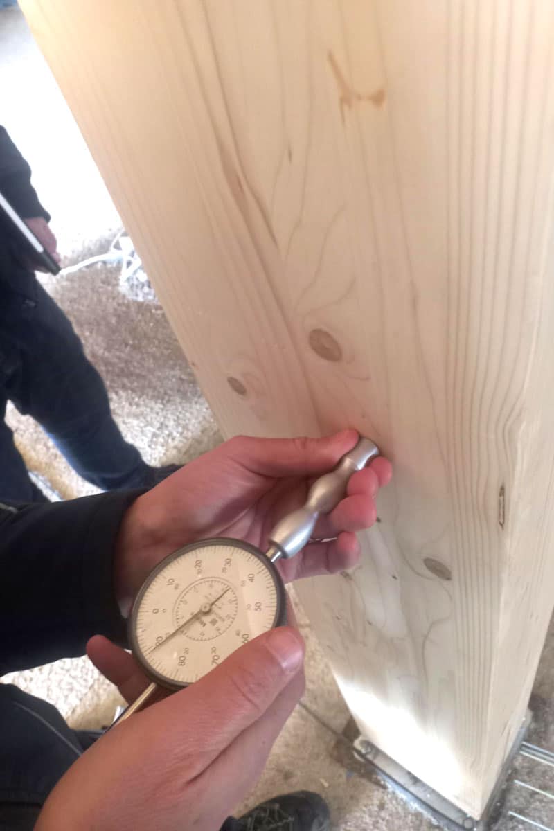 Lettura del quadrante sclerometrico durante prova su trave lignea strutturale