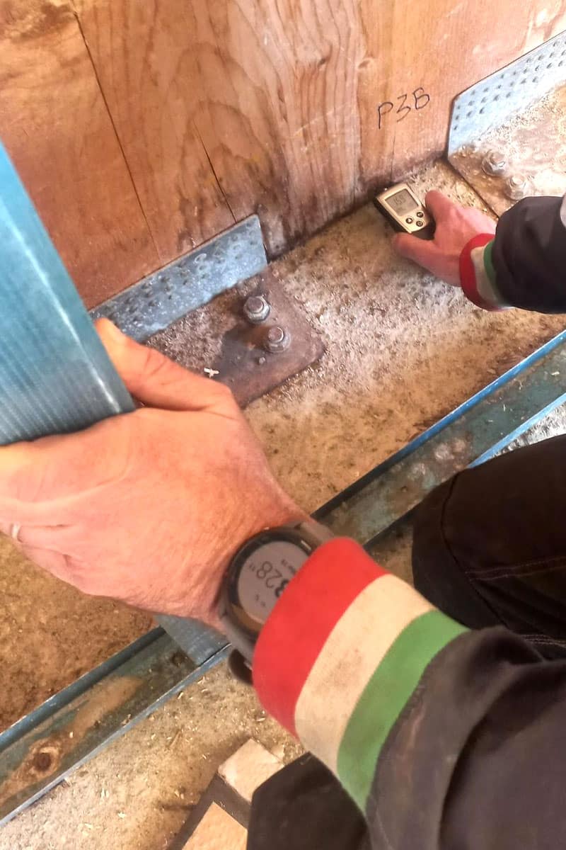 Misura dell'umidit&agrave; con igrometro elettrico su pannello X-Lam: anomalia da infiltrazione