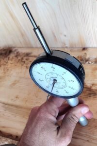 Close-up del quadrante sclerometrico durante prova su travetto di solaio X-Lam: lettura della profondit&agrave; di infissione dell'ago