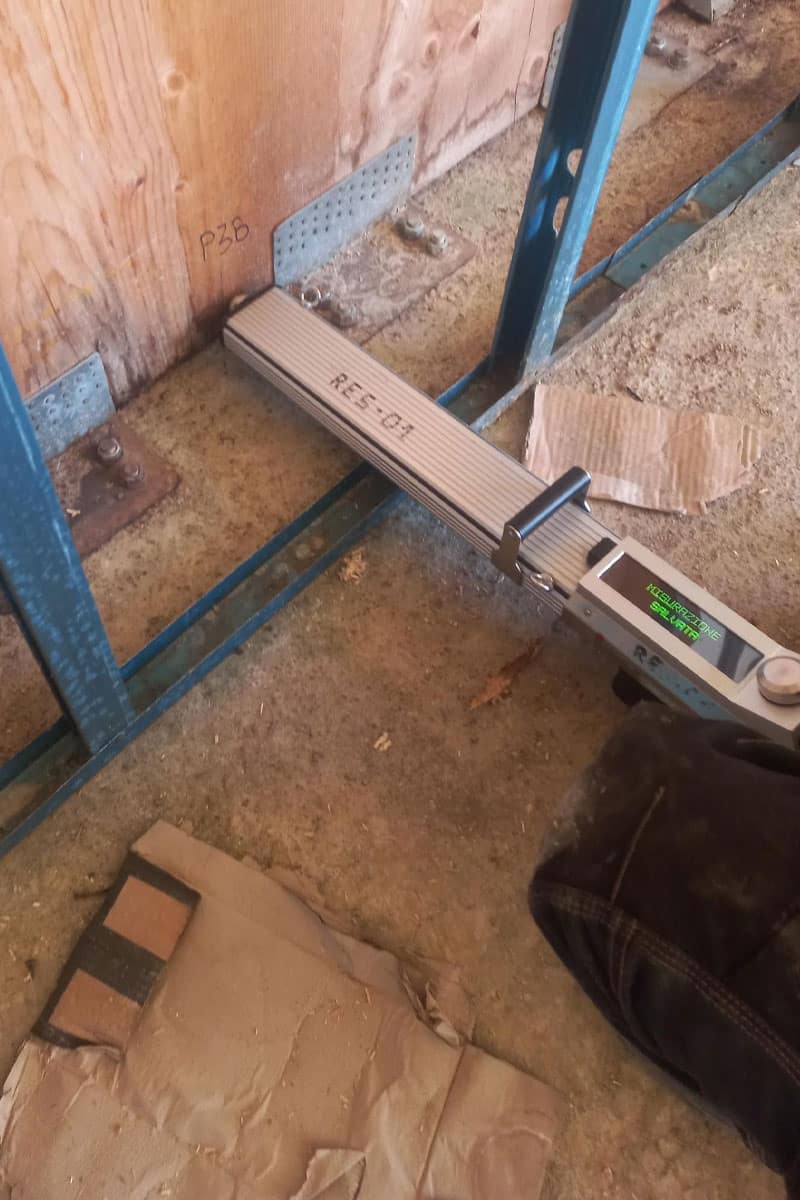 Resistograph IML posizionato alla base di una parete X-Lam in cantiere: display digitale acceso, etichetta RES-01 visibile