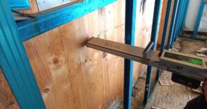 Resistograph IML in uso su parete X-Lam con connettori metallici: indagine non distruttiva in edificio scolastico in costruzione