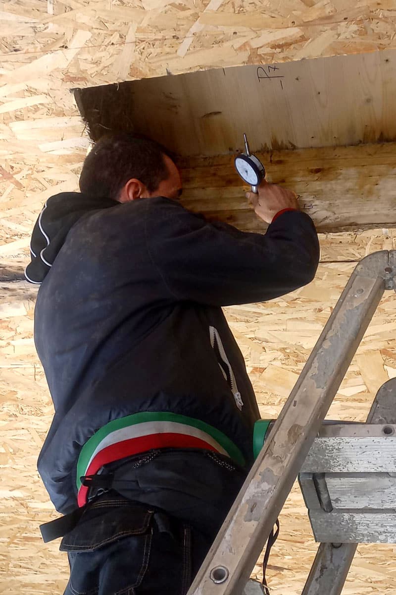 Prova sclerometrica in zona con umidit&agrave; da infiltrazione su solaio X-Lam a Frassinoro