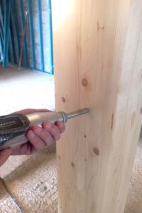 Prova sclerometrica con sclerometro Wood Pecker su colonna in legno X-Lam: ago in infissione durante indagine in sito