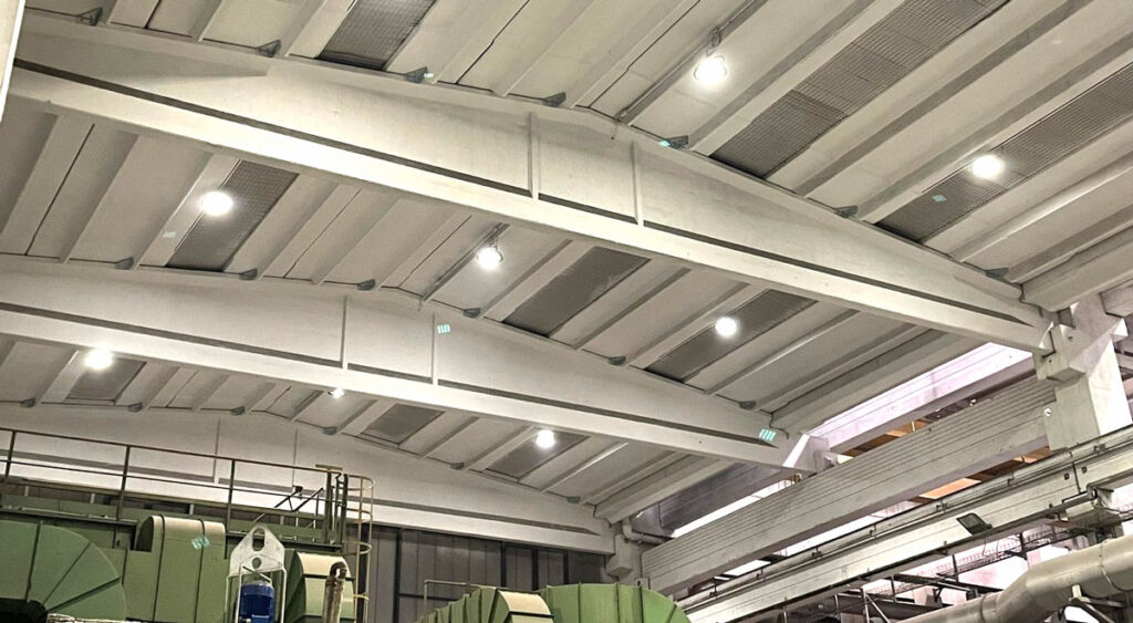 Connessioni pannelli di parete nel capannone industriale dopo intervento sismico