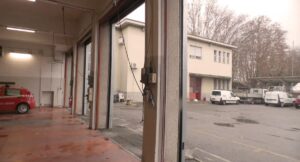 Vista dell'autorimessa della caserma dei Vigili del Fuoco in Brianza con le porte sezionali aperte, oggetto della verifica di vulnerabilit&agrave; sismica finanziata dal PNRR