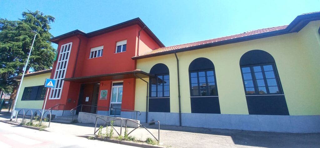Facciata laterale dell'asilo nido di Vimercate con gli archi a tutto sesto originali degli anni '40, restaurati dopo il miglioramento sismico PNRR