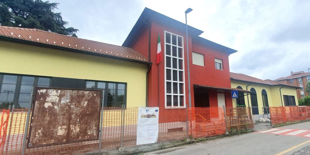 Asilo nido di Vimercate a fine cantiere: facciata principale con recinzioni ancora in sede dopo l'intervento di rinforzo sismico PNRR