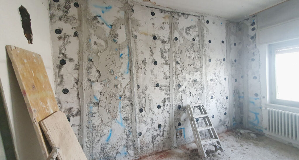 Sistema FRCM applicato sulla muratura dell'asilo nido di Vimercate: rete in fibra di basalto e acciaio inox annegata in geomalta con connettori AISI 316